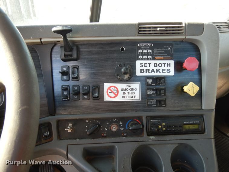 image for item DJ6684 2006 Freightliner Columbia  semi truck