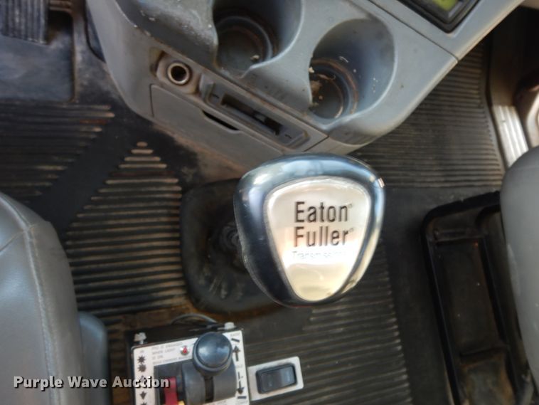 image for item DJ6684 2006 Freightliner Columbia  semi truck