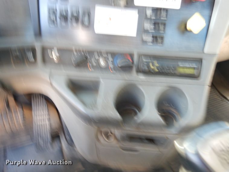 image for item DJ6684 2006 Freightliner Columbia  semi truck