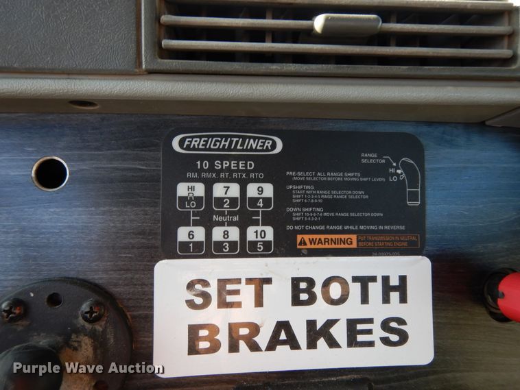 image for item DJ6684 2006 Freightliner Columbia  semi truck