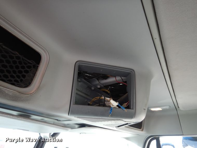 image for item DJ6684 2006 Freightliner Columbia  semi truck