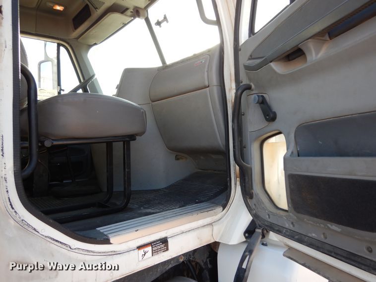 image for item DJ6684 2006 Freightliner Columbia  semi truck