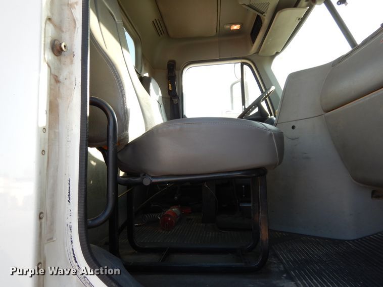 image for item DJ6684 2006 Freightliner Columbia  semi truck