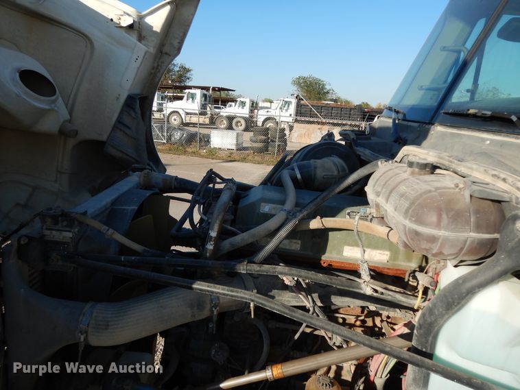 image for item DJ6684 2006 Freightliner Columbia  semi truck