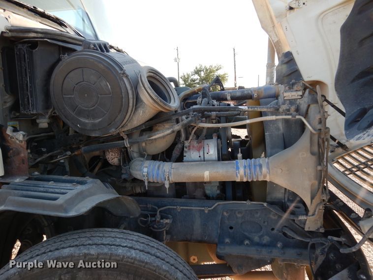 image for item DJ6684 2006 Freightliner Columbia  semi truck