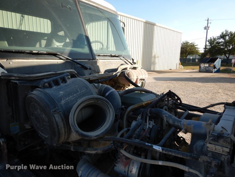 image for item DJ6684 2006 Freightliner Columbia  semi truck