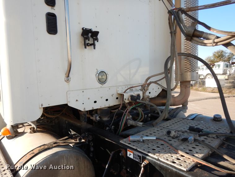 image for item DJ6684 2006 Freightliner Columbia  semi truck