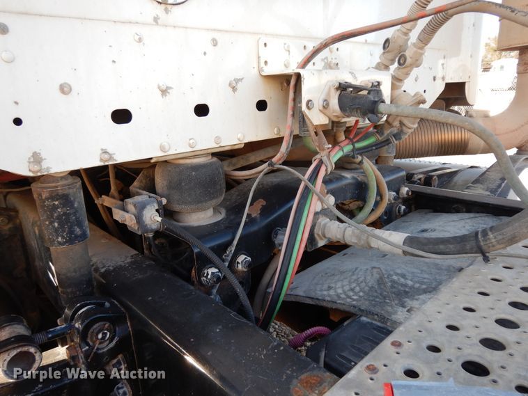 image for item DJ6684 2006 Freightliner Columbia  semi truck