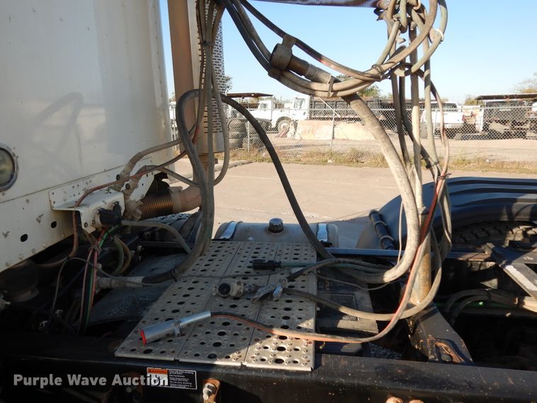 image for item DJ6684 2006 Freightliner Columbia  semi truck