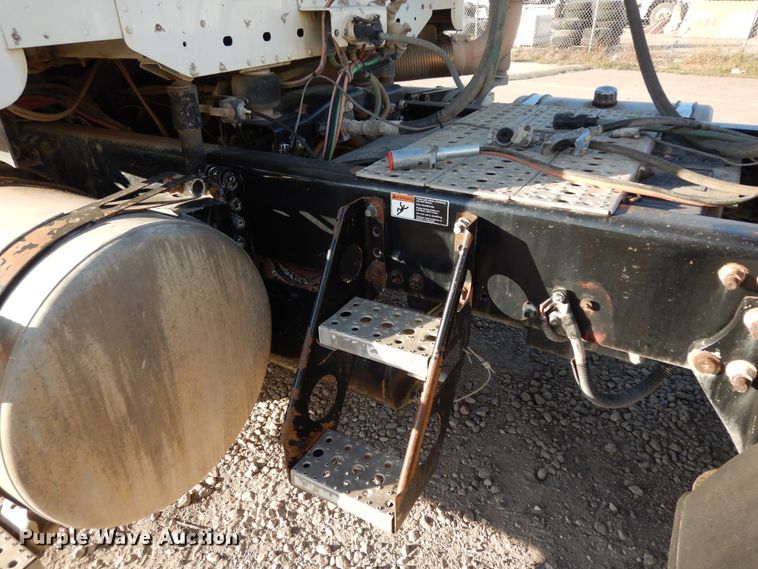 image for item DJ6684 2006 Freightliner Columbia  semi truck