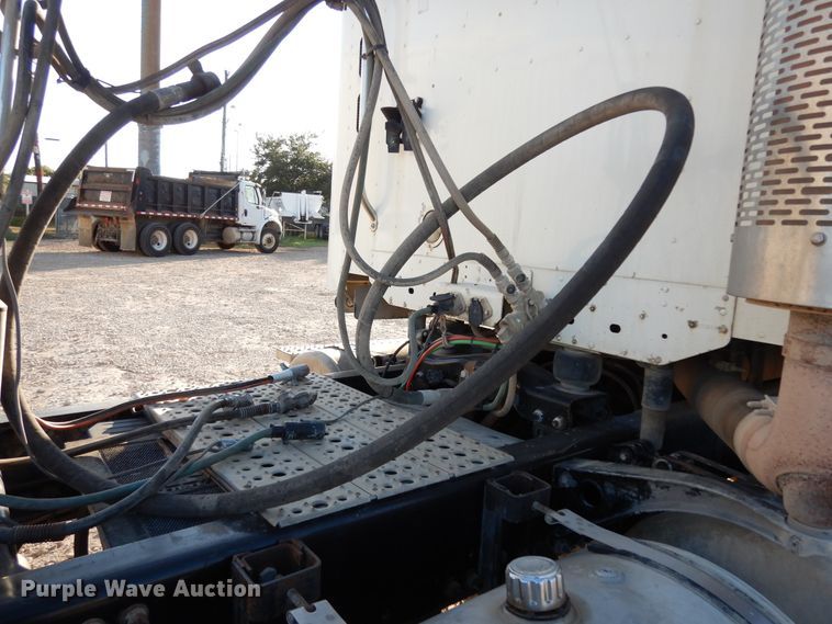 image for item DJ6684 2006 Freightliner Columbia  semi truck