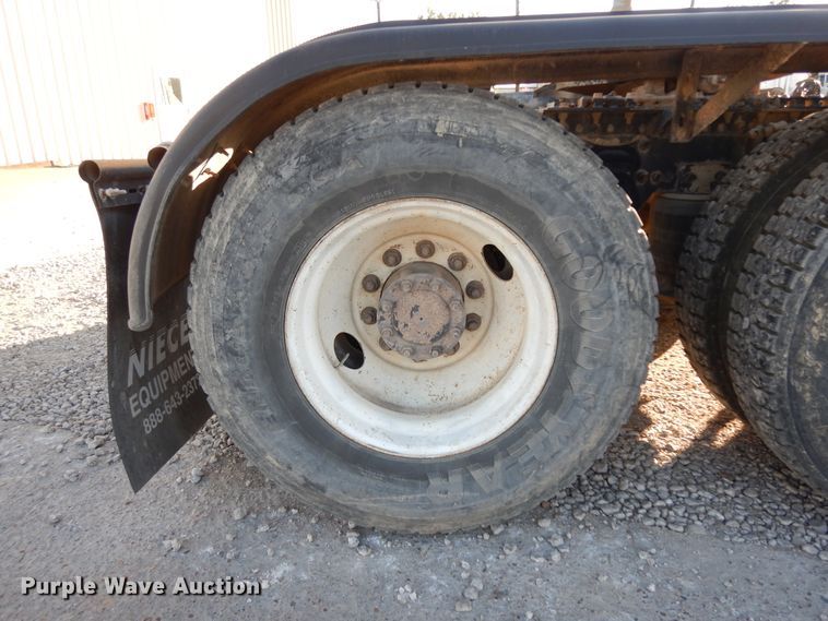 image for item DJ6684 2006 Freightliner Columbia  semi truck