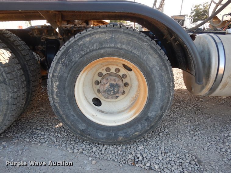 image for item DJ6684 2006 Freightliner Columbia  semi truck