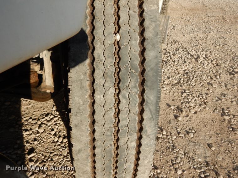 image for item DJ6684 2006 Freightliner Columbia  semi truck