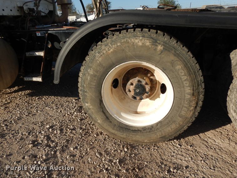 image for item DJ6684 2006 Freightliner Columbia  semi truck