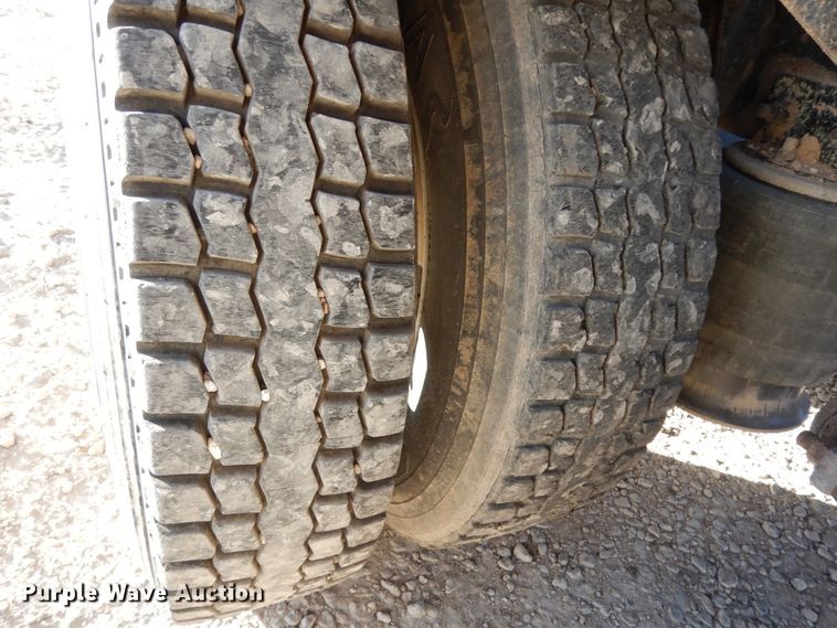 image for item DJ6684 2006 Freightliner Columbia  semi truck