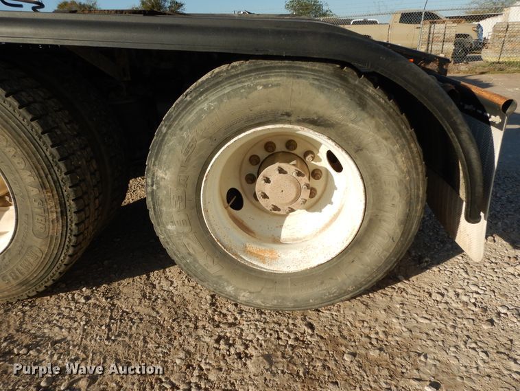 image for item DJ6684 2006 Freightliner Columbia  semi truck