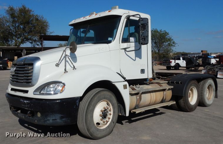 image for item DJ6685 2007 Freightliner Columbia  semi truck