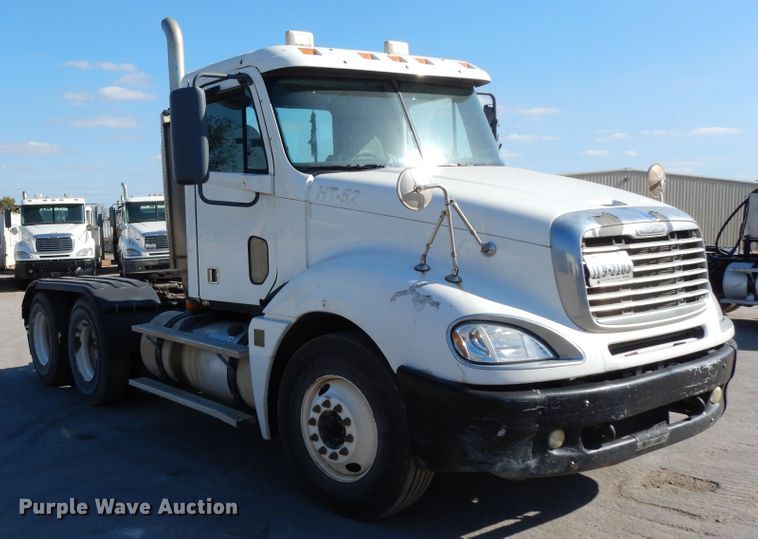 image for item DJ6685 2007 Freightliner Columbia  semi truck