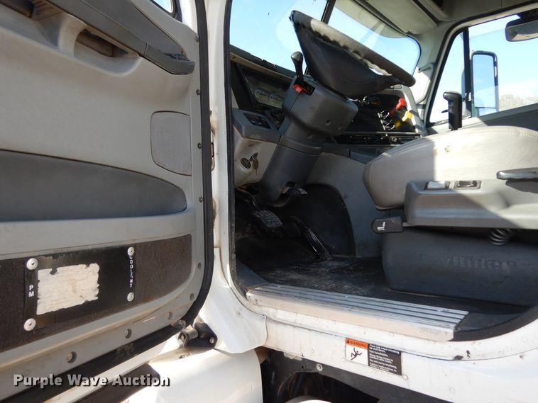 image for item DJ6685 2007 Freightliner Columbia  semi truck