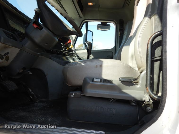 image for item DJ6685 2007 Freightliner Columbia  semi truck