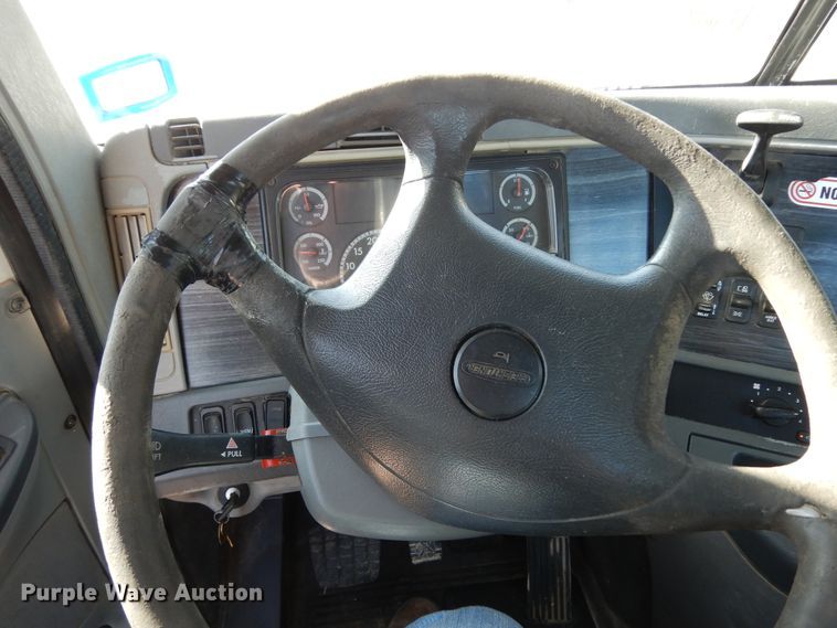 image for item DJ6685 2007 Freightliner Columbia  semi truck