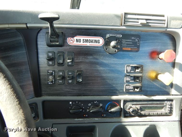 image for item DJ6685 2007 Freightliner Columbia  semi truck