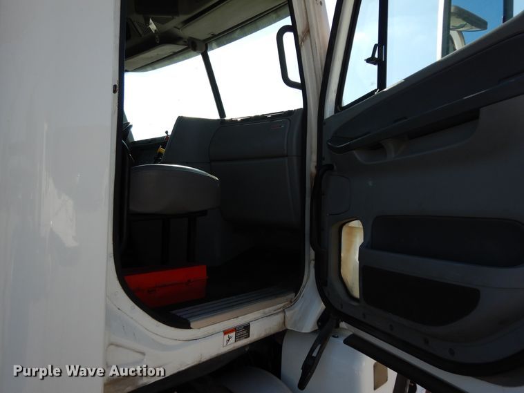 image for item DJ6685 2007 Freightliner Columbia  semi truck