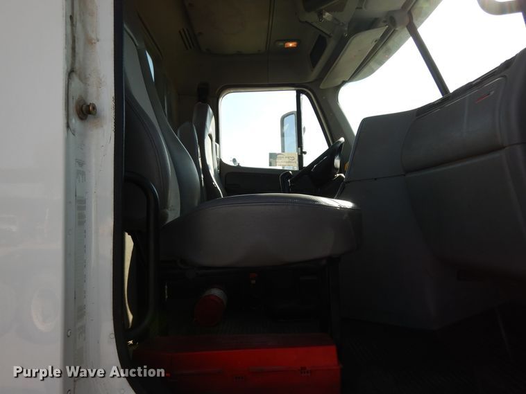 image for item DJ6685 2007 Freightliner Columbia  semi truck