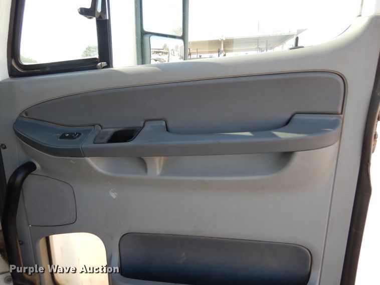 image for item DJ6685 2007 Freightliner Columbia  semi truck