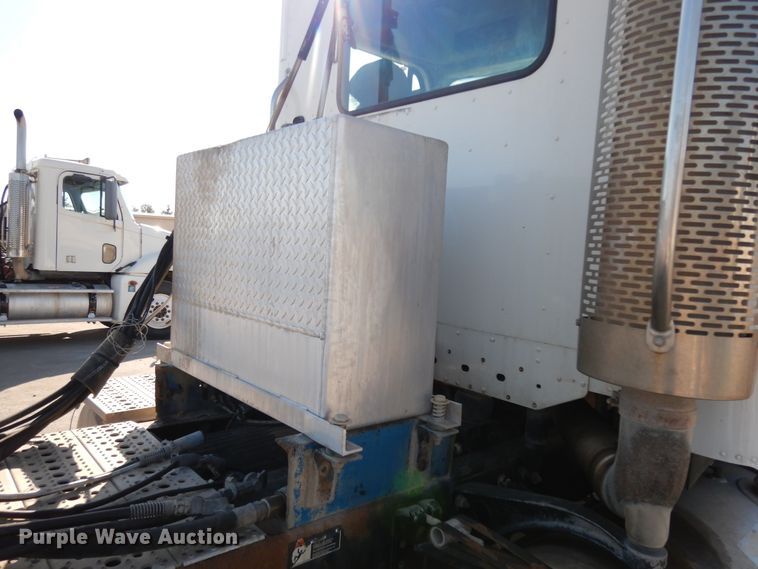 image for item DJ6685 2007 Freightliner Columbia  semi truck