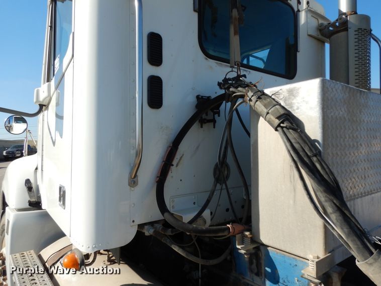 image for item DJ6685 2007 Freightliner Columbia  semi truck