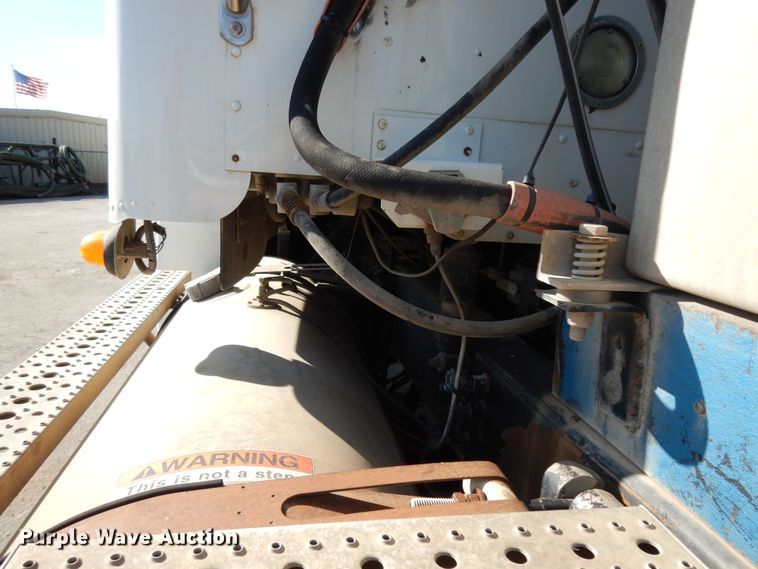 image for item DJ6685 2007 Freightliner Columbia  semi truck