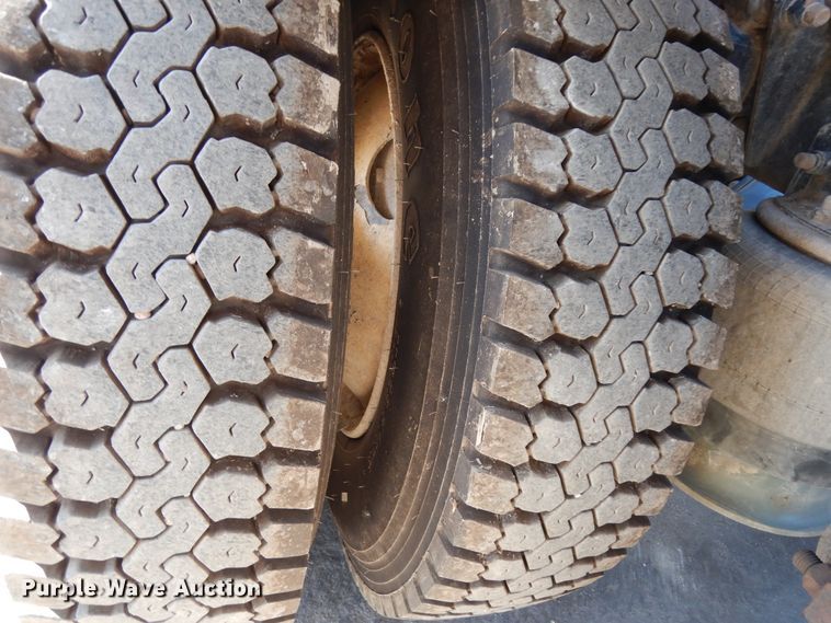 image for item DJ6685 2007 Freightliner Columbia  semi truck