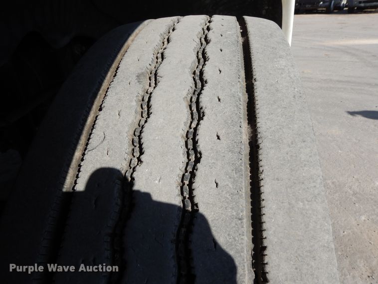 image for item DJ6685 2007 Freightliner Columbia  semi truck