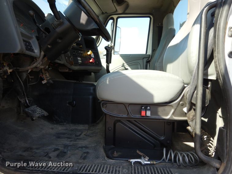 image for item DJ6686 2007 International 8600  semi truck