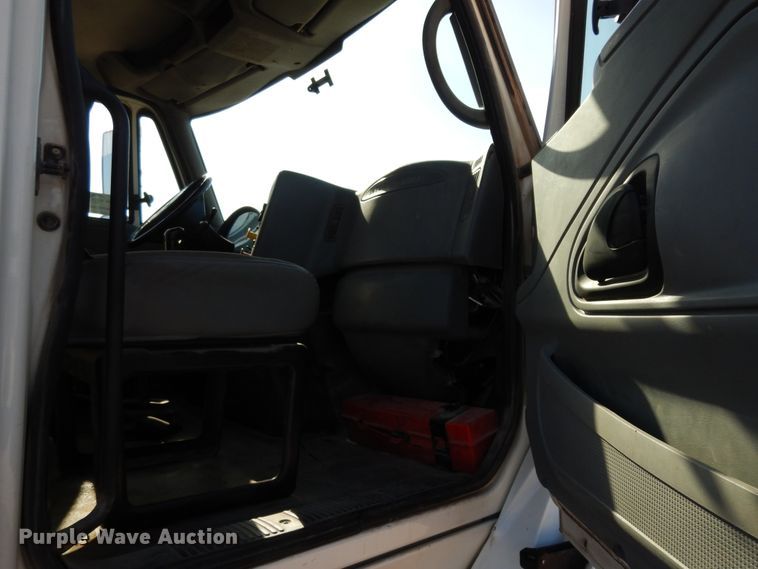 image for item DJ6686 2007 International 8600  semi truck