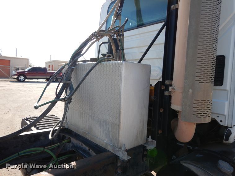 image for item DJ6686 2007 International 8600  semi truck