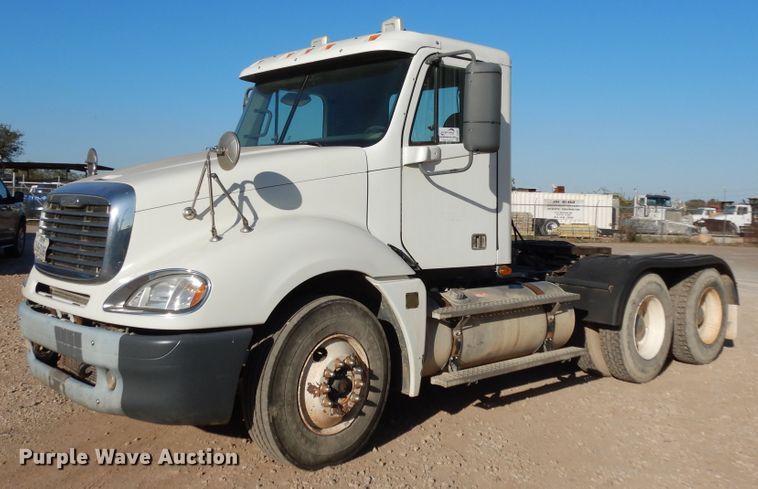 image for item DJ6687 2007 Freightliner Columbia 120  semi truck