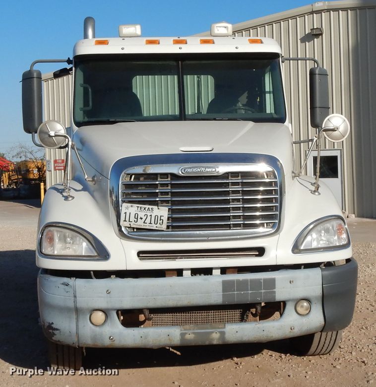 image for item DJ6687 2007 Freightliner Columbia 120  semi truck