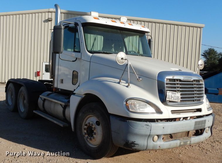 image for item DJ6687 2007 Freightliner Columbia 120  semi truck
