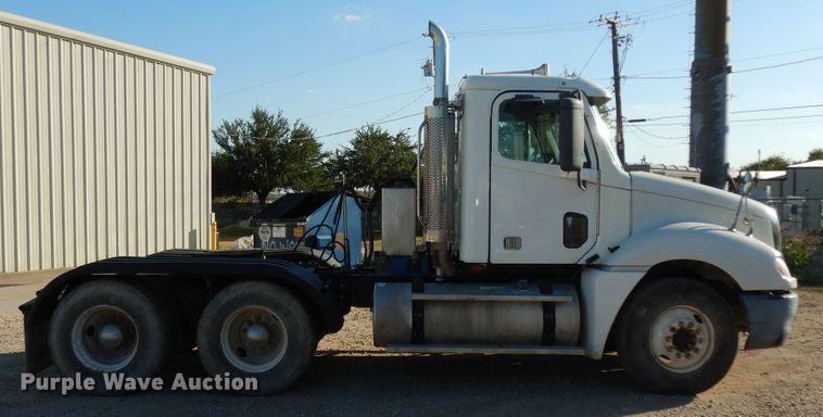 image for item DJ6687 2007 Freightliner Columbia 120  semi truck