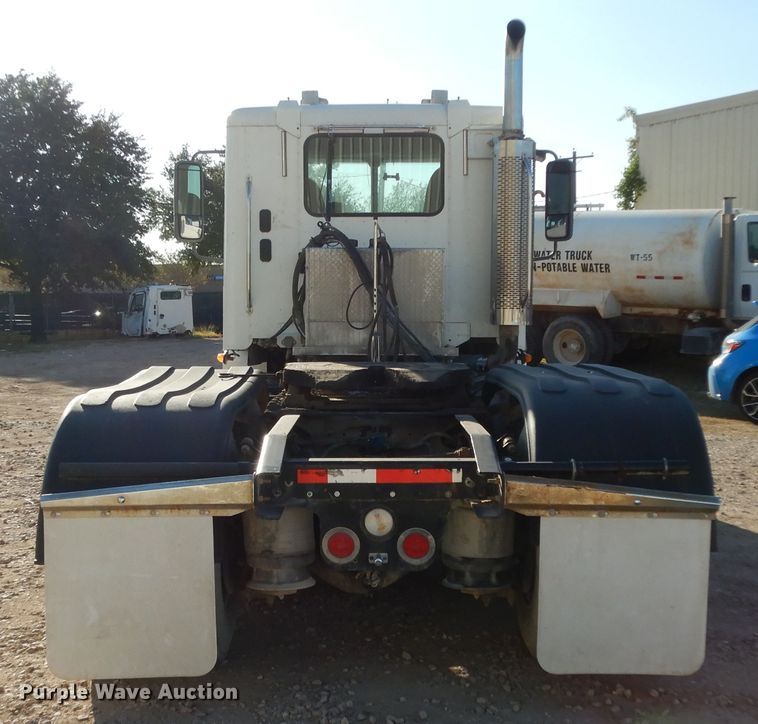 image for item DJ6687 2007 Freightliner Columbia 120  semi truck