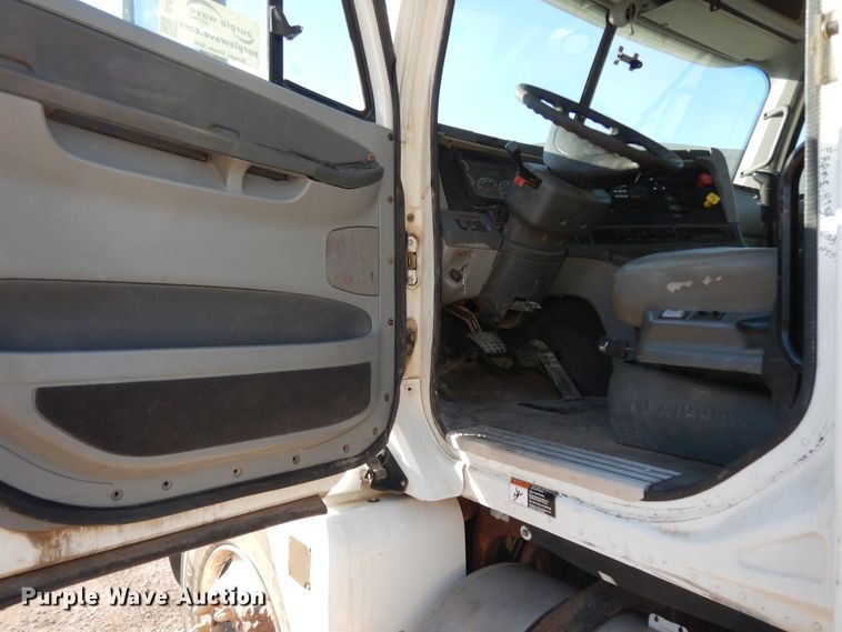 image for item DJ6687 2007 Freightliner Columbia 120  semi truck