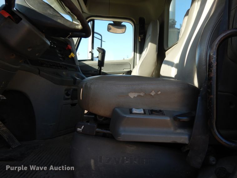 image for item DJ6687 2007 Freightliner Columbia 120  semi truck