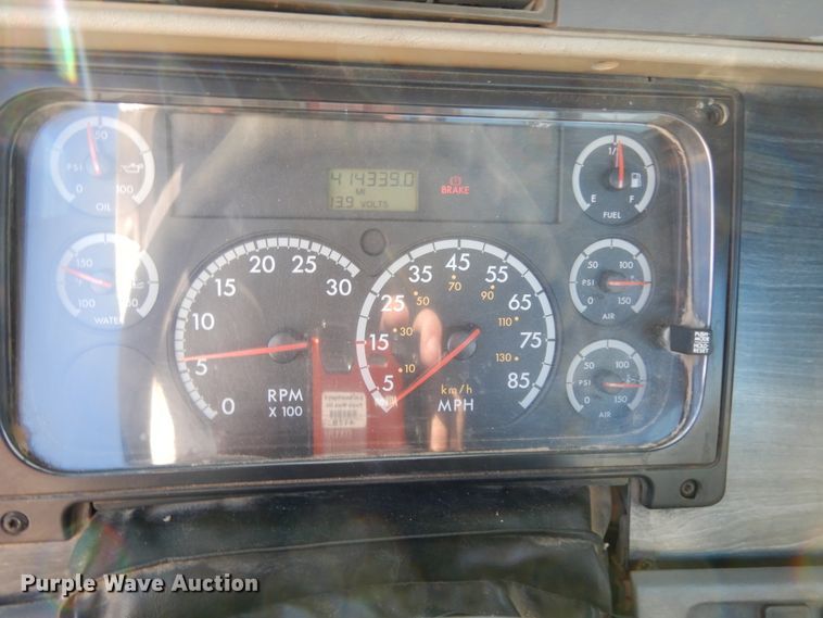 image for item DJ6687 2007 Freightliner Columbia 120  semi truck