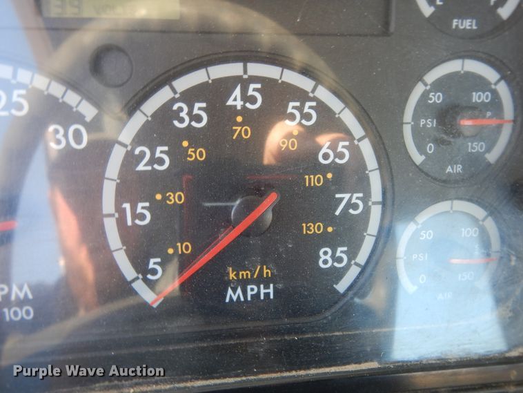 image for item DJ6687 2007 Freightliner Columbia 120  semi truck