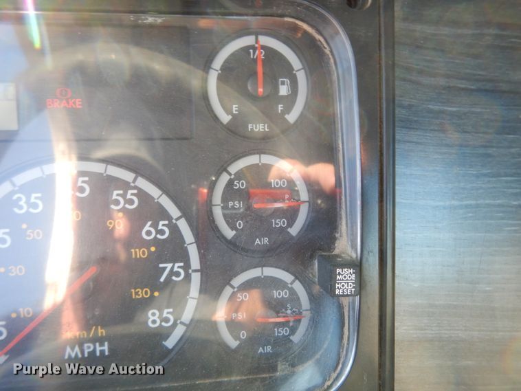 image for item DJ6687 2007 Freightliner Columbia 120  semi truck