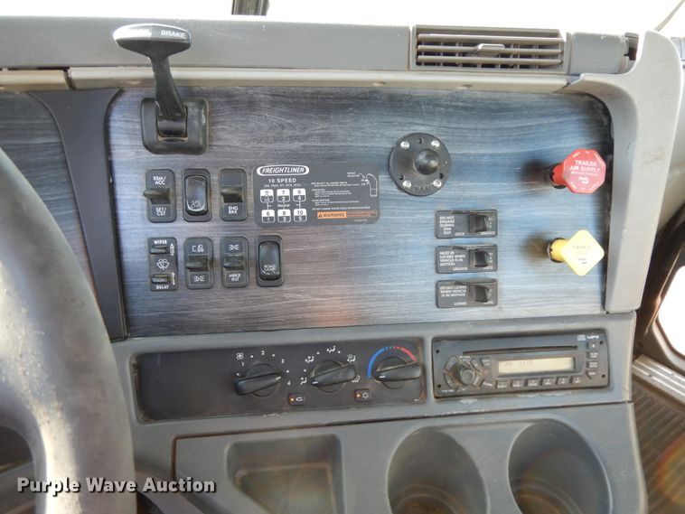 image for item DJ6687 2007 Freightliner Columbia 120  semi truck