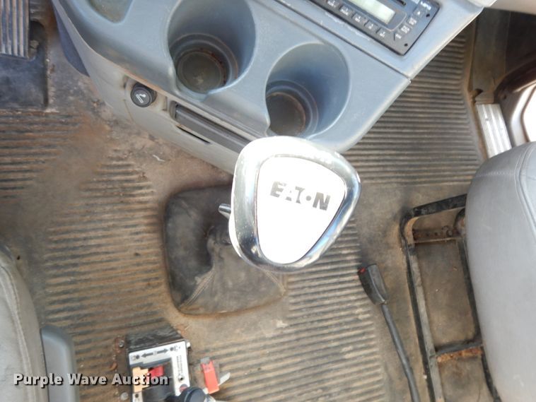 image for item DJ6687 2007 Freightliner Columbia 120  semi truck